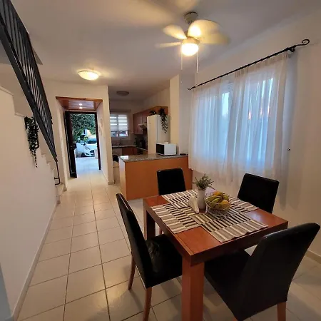 Apartament Large 2-bedroom Townhouse With Patio, 200mbps Wifi *