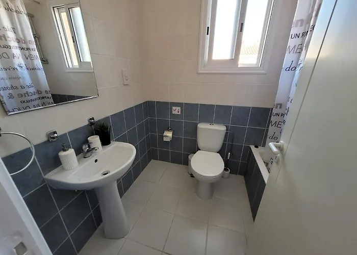 Large 2-bedroom Townhouse With Patio, 200mbps Wifi * Paphos