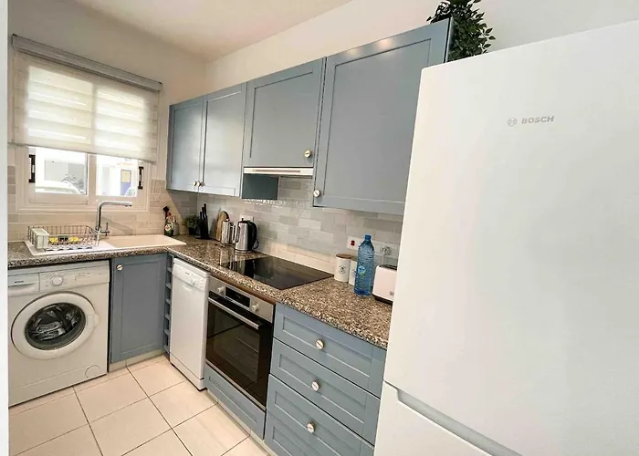 Large 2-bedroom Townhouse With Patio, 200mbps Wifi * Paphos